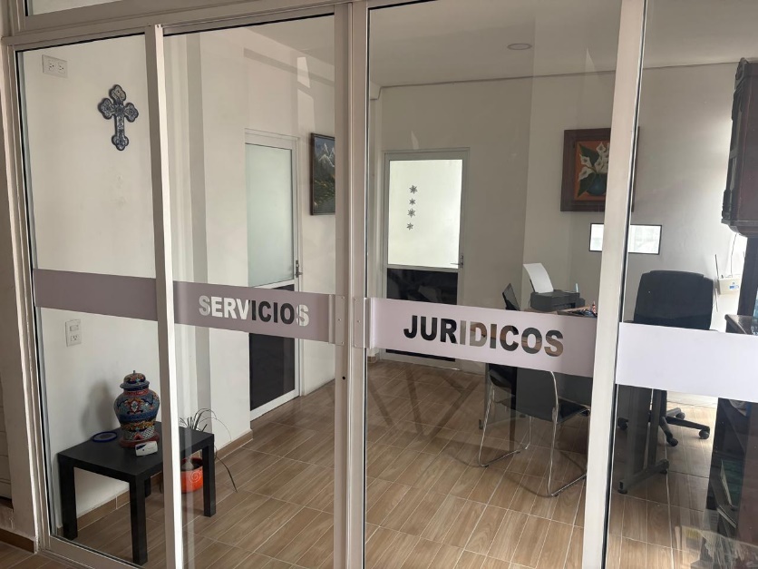 Acceso de cristal con texto Servicios Jurídicos