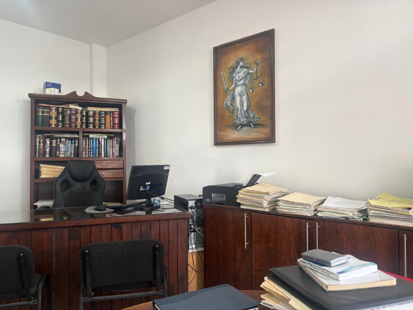 Oficina real del despacho, con librero, escritorio, expedientes y mobiliario